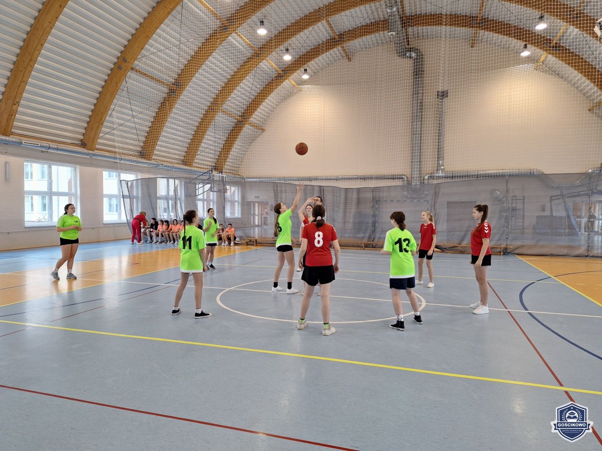 Mini koszykówka dziewcząt i chłopców